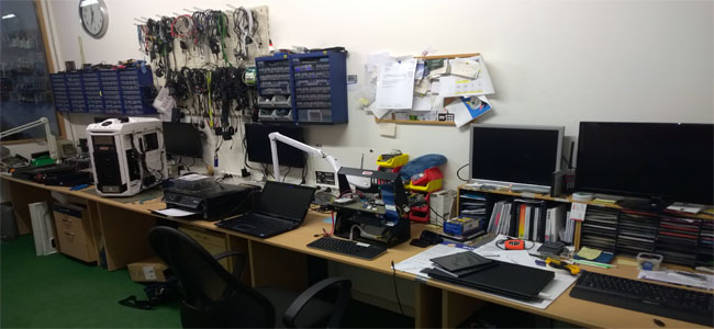 Arbeitsplätze und Reparaturbereich in der COMSHOP Werkstätte