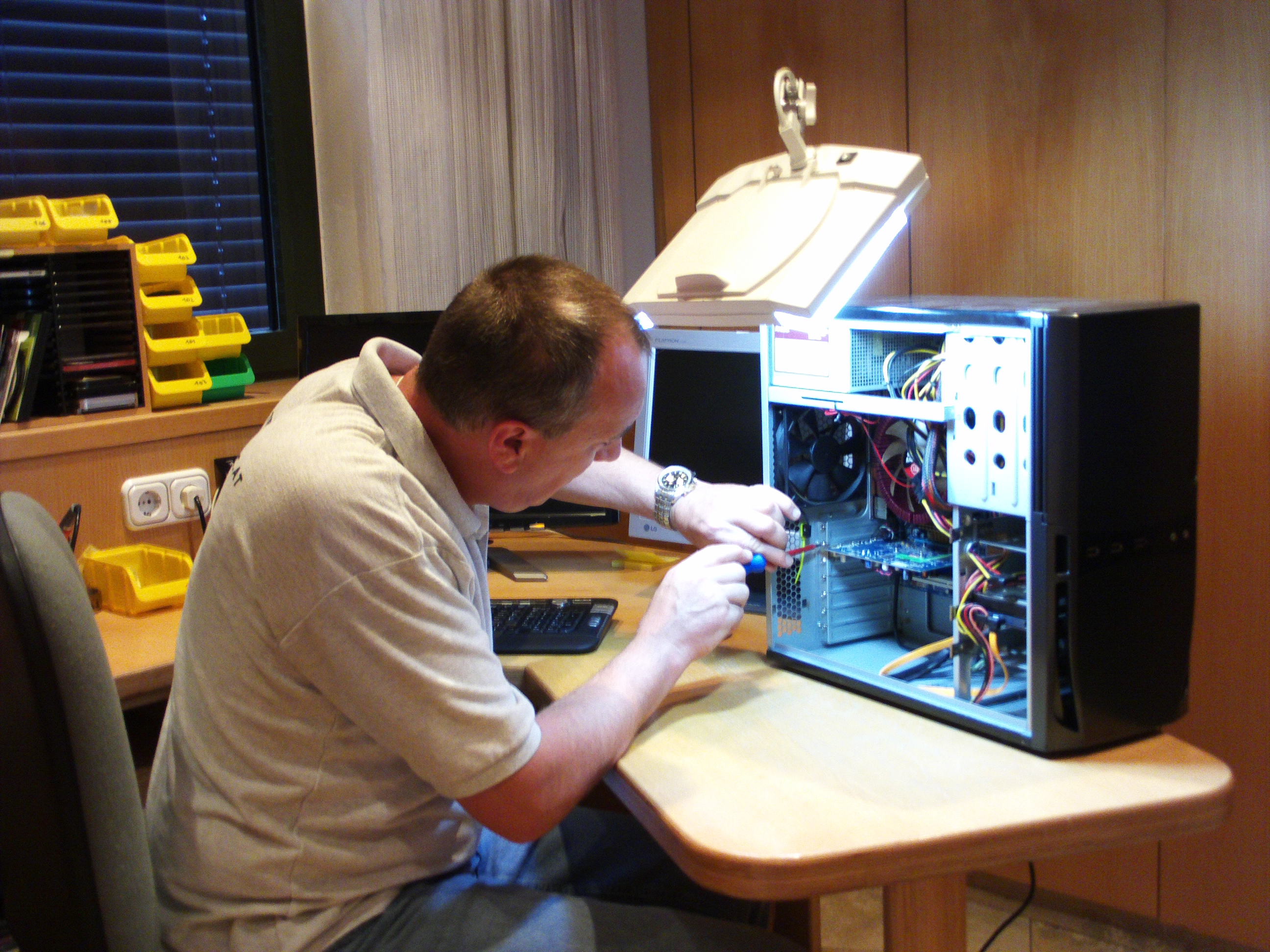 Thomas Trawöger bei der Arbeit in der COMSHOP-Computerwerkstatt